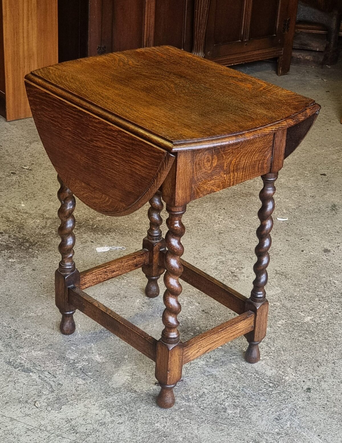 Oak Barley-Twist Drop-Side Table (with locking mechanism)