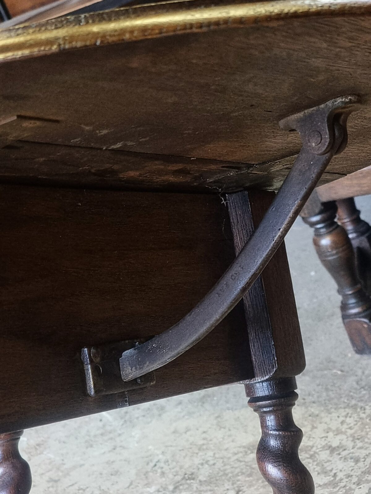 Oak Barley-Twist Drop-Side Table (with locking mechanism) - Image 4