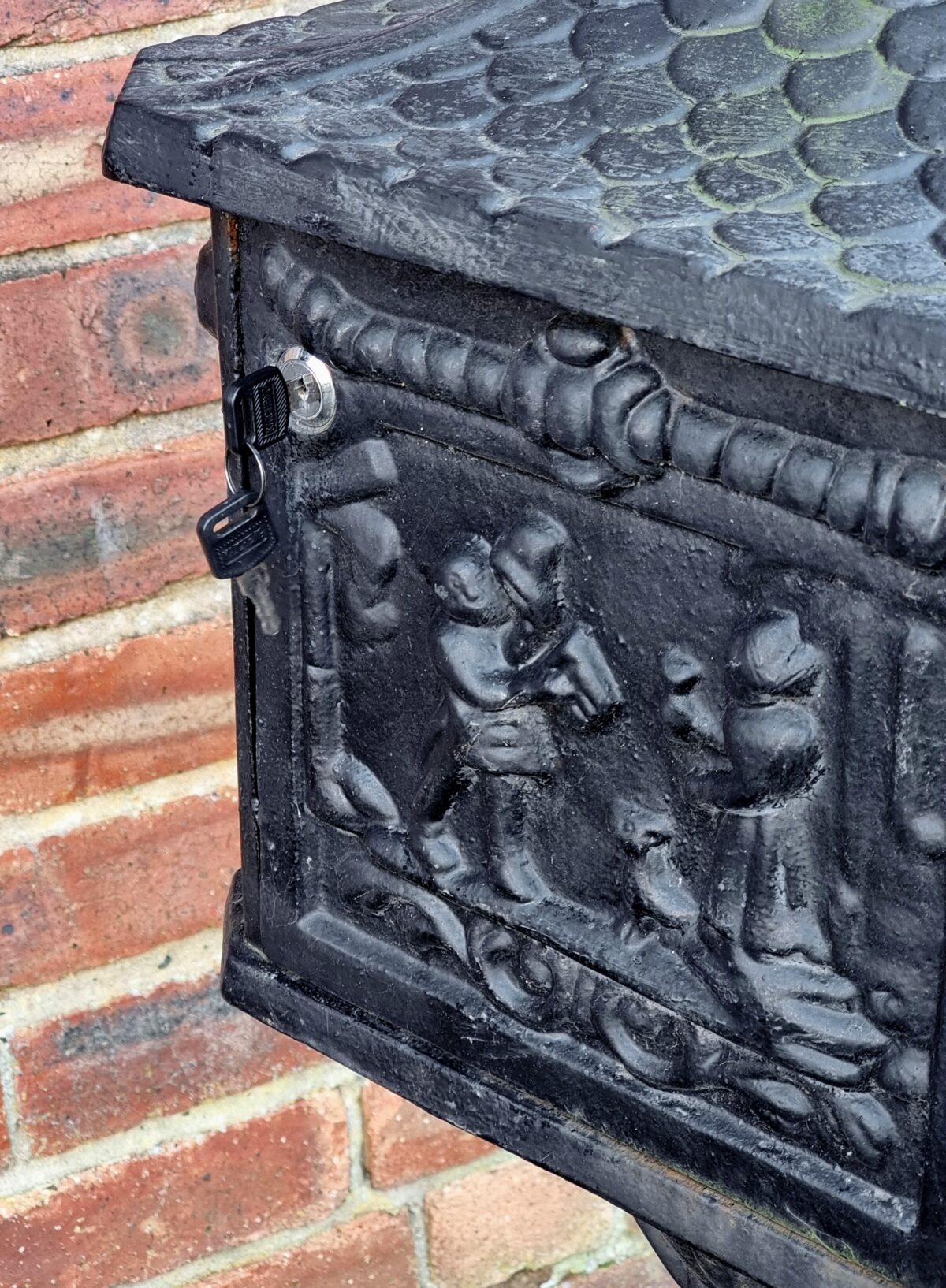 Cast Iron Post Box, 'Horse' motif Cast Iron Pedestal Post Box with Lockable Rear-door with 2 Keys - Image 2