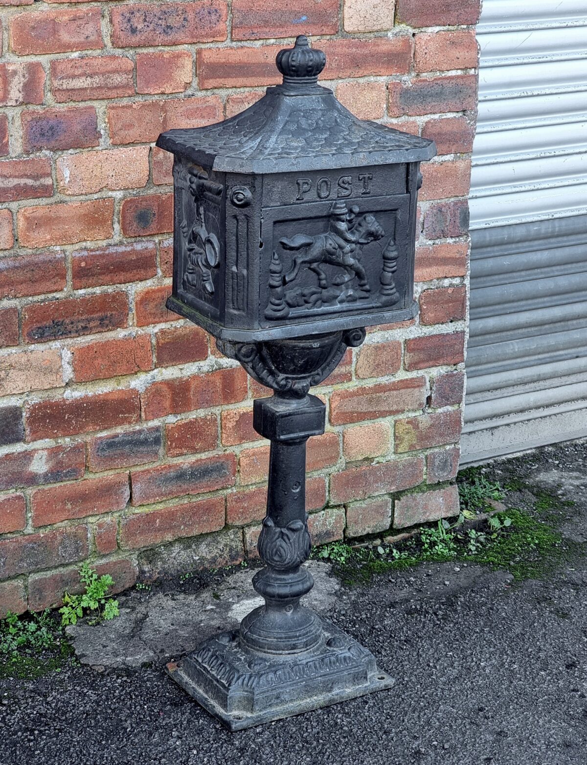 Cast Iron Post Box, 'Horse' motif Cast Iron Pedestal Post Box with Lockable Rear-door with 2 Keys