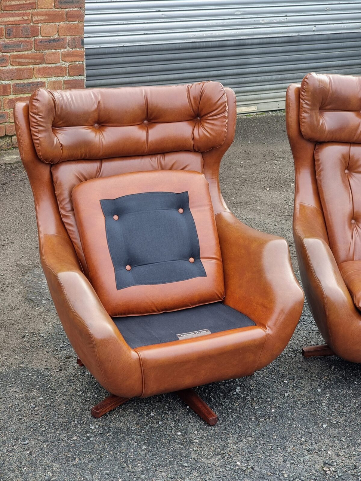 Vintage Pair of Swivel Arm Chairs, Matching Pair of 'Parker Knoll, Statesman' Retro Swivel Arm Chairs - Image 4