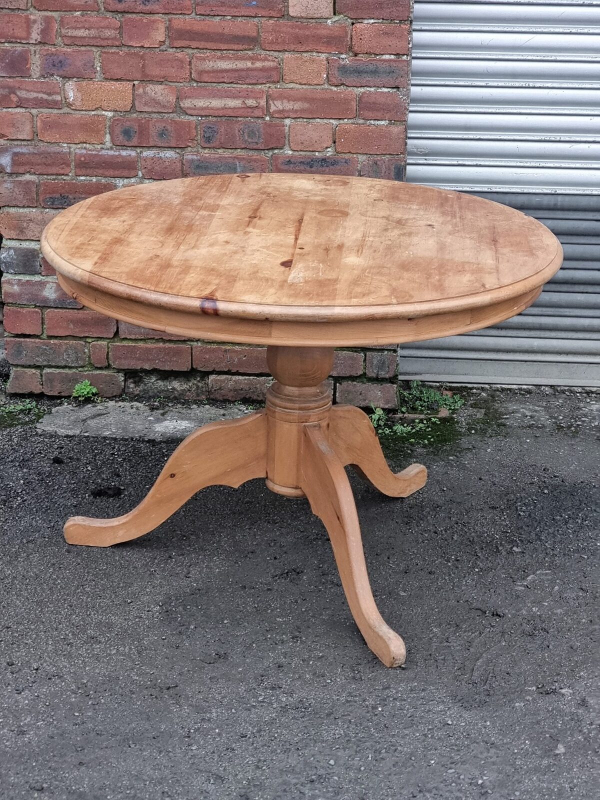 Pine Pedestal Kitchen Dining Table, Tripod / Round-Top Pine Dining Table