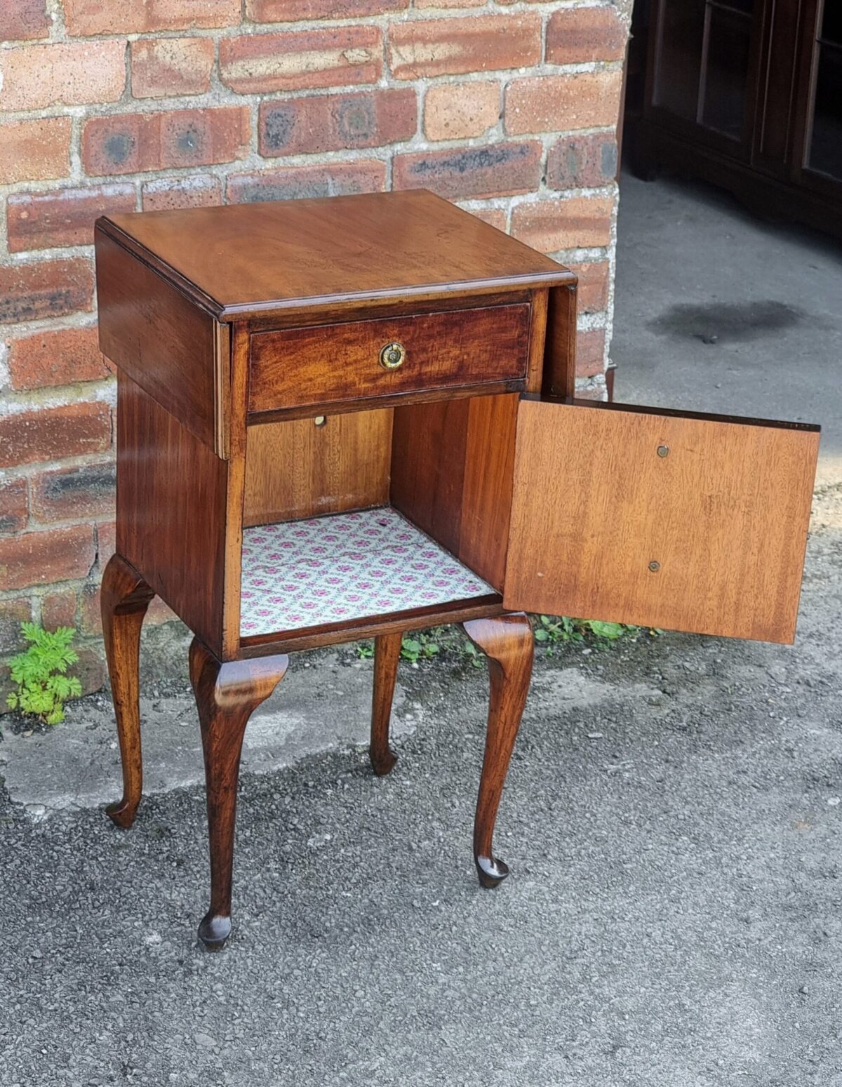 Small Antique Drop-Side Cabinet, Nightstand, Bedside Cabinet with Drop-Leaf Sides on Cabriolet-Legs - Image 2