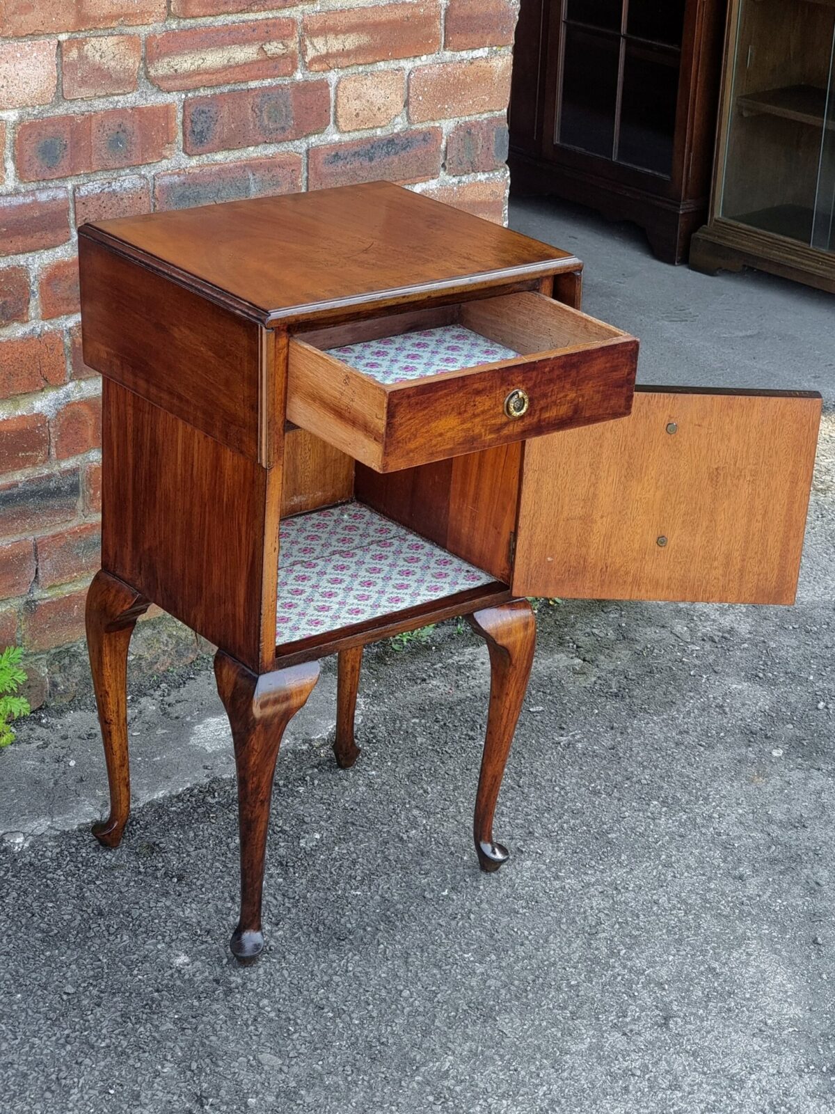 Small Antique Drop-Side Cabinet, Nightstand, Bedside Cabinet with Drop-Leaf Sides on Cabriolet-Legs - Image 3